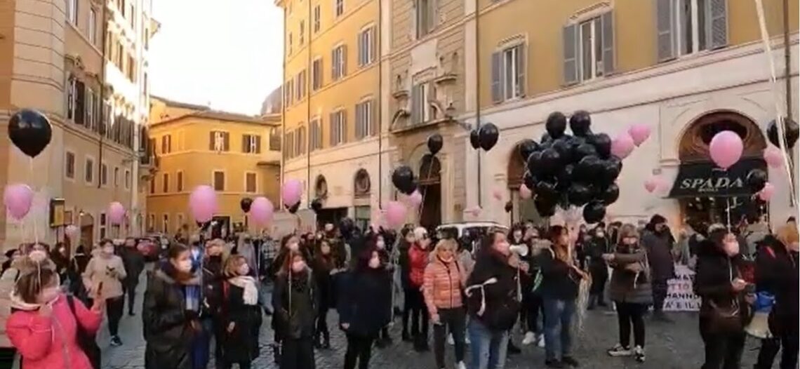 A Montecitorio le donne scendono in piazza per la riapertura del settore